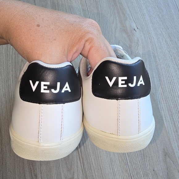 Veja
Women's
ESPLAR LEATHER WHITE BLACK
Size US 6 / EUR 37 - Picture 6 of 15